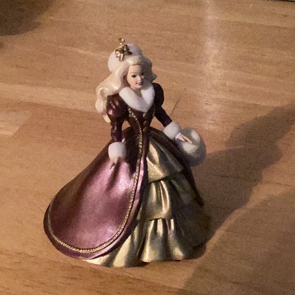 Holiday Barbie , Avon , collectable.